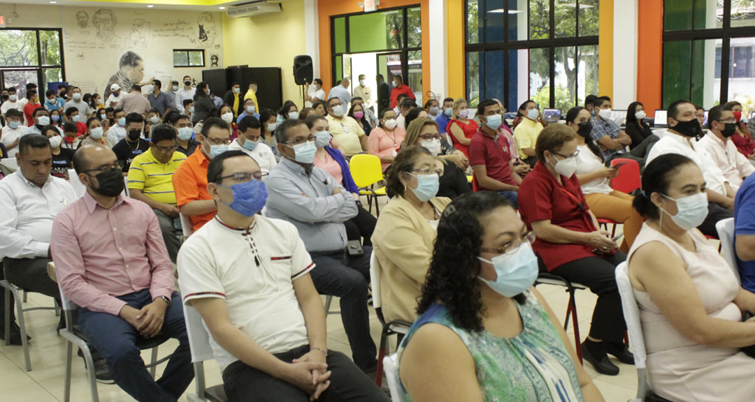 Asistentes a la inauguración del CNIA.