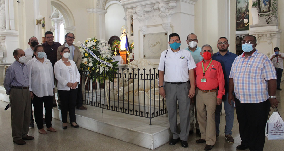 CNU deposita ofrenda floral en la tumba de Rubén Darío