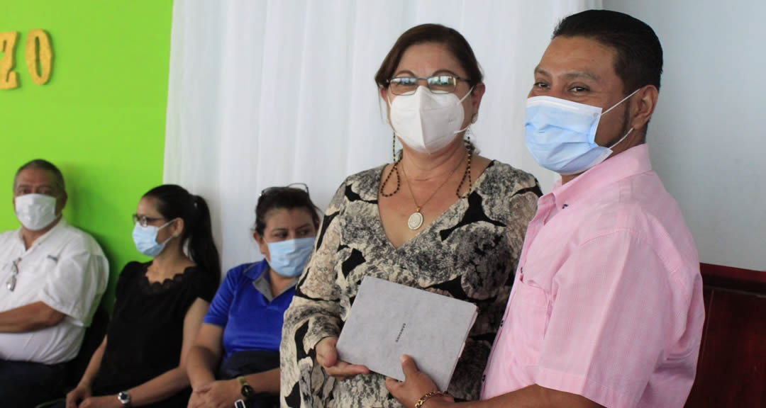 Entrega de estímulos a estudiantes destacados.