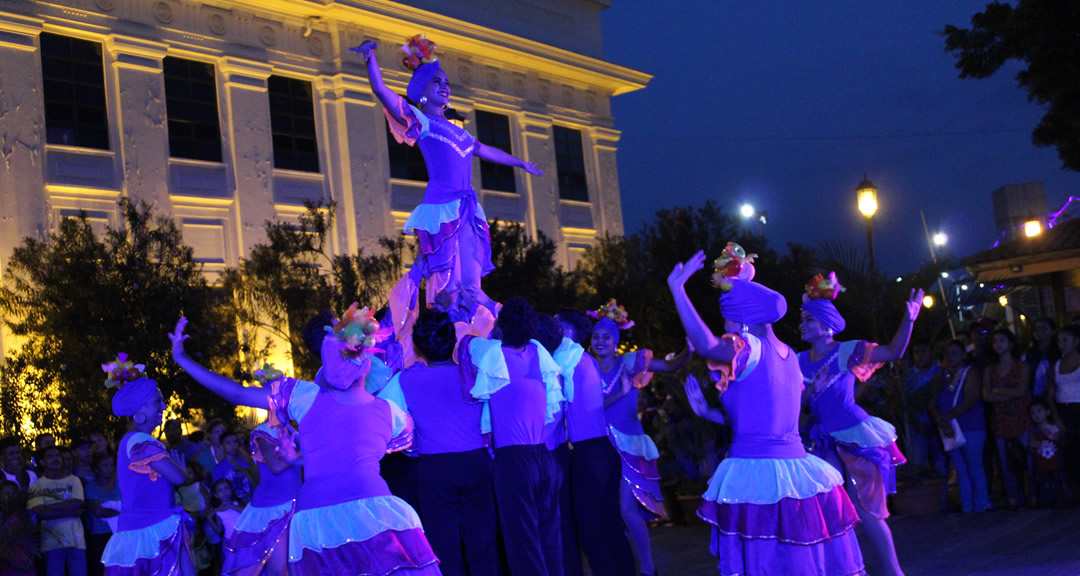 Estudiantes interpretan Rumba Tropical.