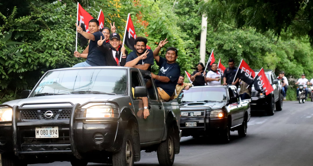 Estudiantes participan en recorrido conmemorativo