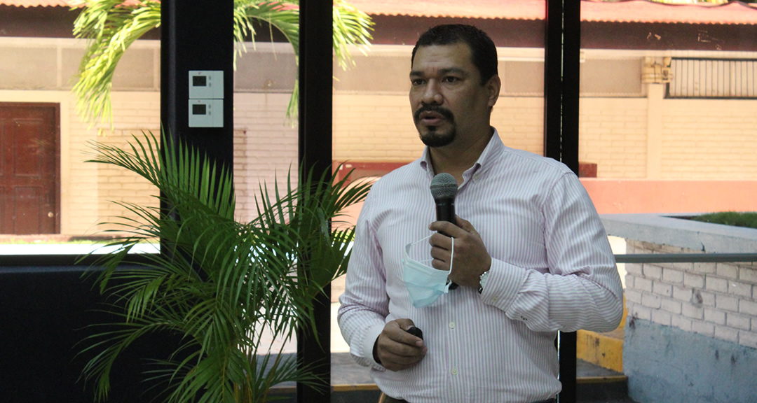 Maestro Derman Zepeda expone logros y desafíos tecnológicos de la UNAN-Managua.