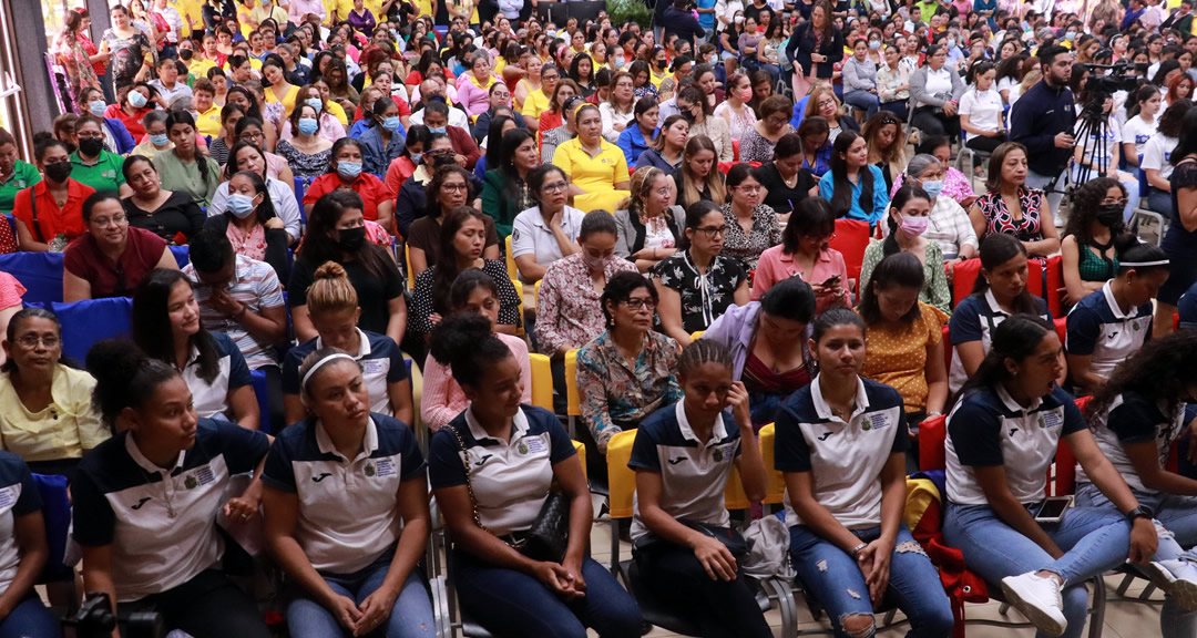 Universitaria de la UNAN-Managua participan en acto conmemorativo a la mujer.