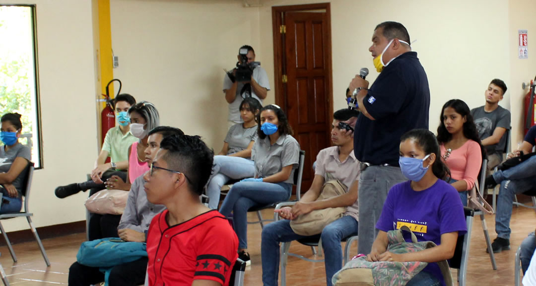 Universitarios participan en taller sobre prevención y seguridad virtual