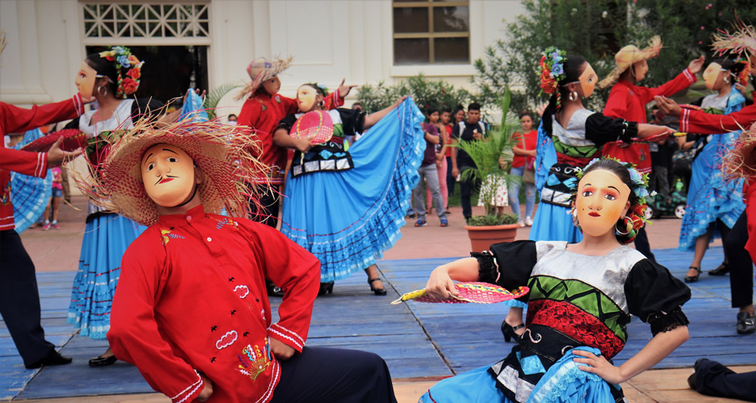 Encuentro de danzas folclóricas y variedades dedicado a Carlos Martínez