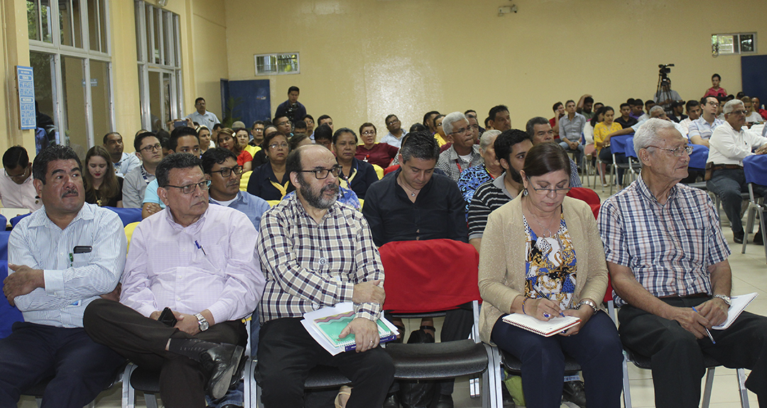 Miembros del rectorado participan en la conferencia: La Globalización de la Guerra.