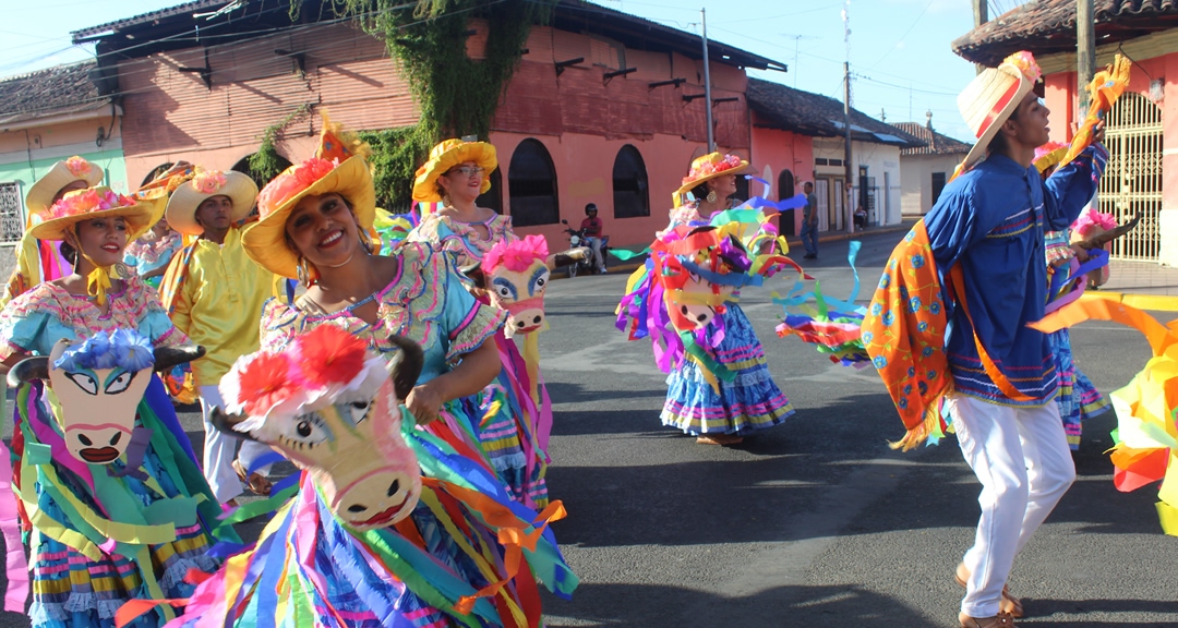 Estudiantes de UPOLI interpretando bailes tradicionales de Managua.
