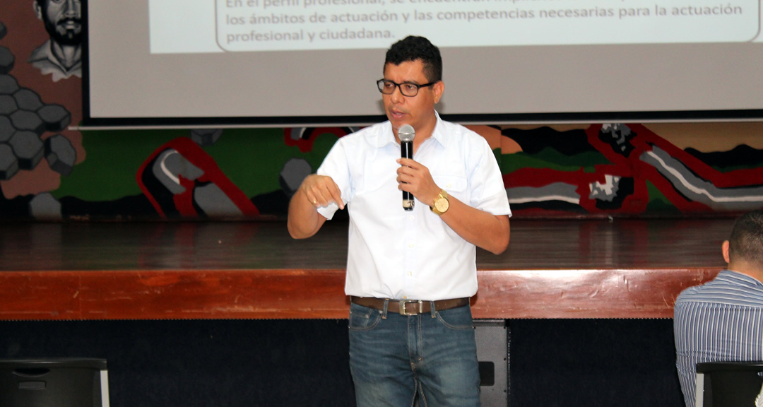 Decano de la Facultad de Ciencias e Ingeniería, MSc. Marlon Díaz Zúniga presenta proceso de perfeccionamiento curricular.