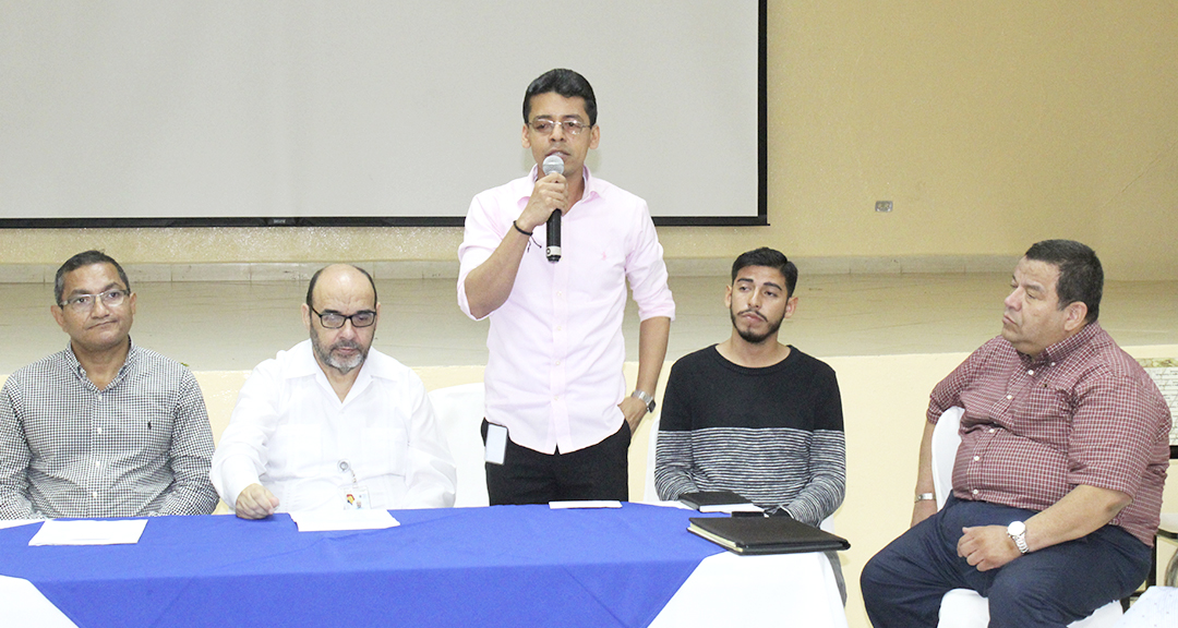 MSc. Edwin Montes, Director del Departamento de Filosofía brinda las palabras de bienvenida en el acto de premiación  