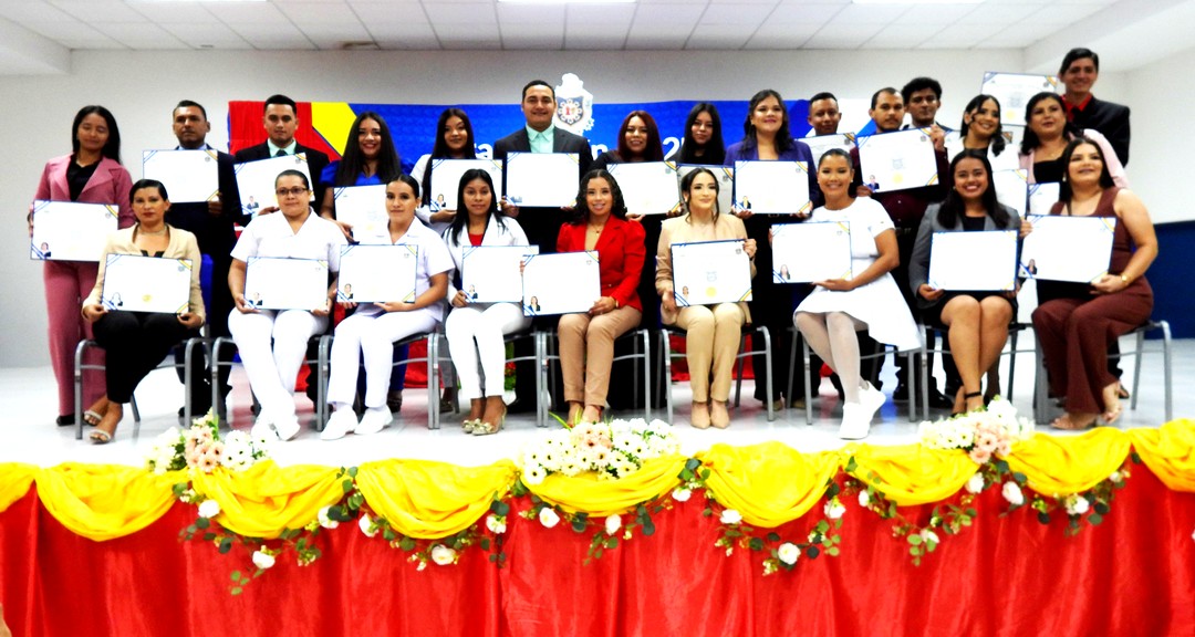 Graduación de 48 nuevos profesionales en la UNAN-Managua/CUR Chontales dedicada al Padre Gaspar García Laviana, ejemplo de honor y sacrificio