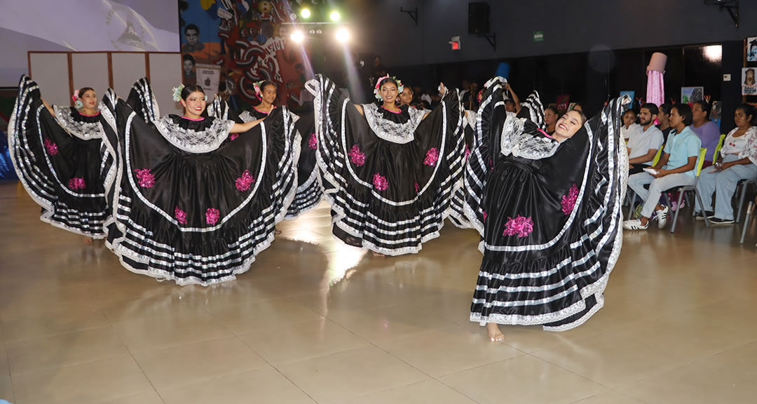 Jóvenes universitarios protagonizan Festival Artístico “Colores en Movimiento”