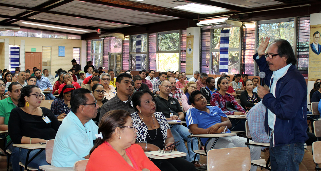 El maestro Freddy Franco, Secretario General del FEPDES durante la asamblea extraordinaria de SIPDES-ATD.