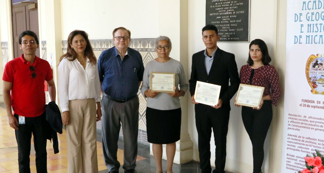 De derecha a izquierda: Los 3 ganadores de la II edición del Premio a la Investigación Eduard Conzemius, junto miembro de la Academia, MSc. Ligia Madrigal y el MSc. Edwin Montes, Director del Departamento de Filosofía de la UNAN-Managua