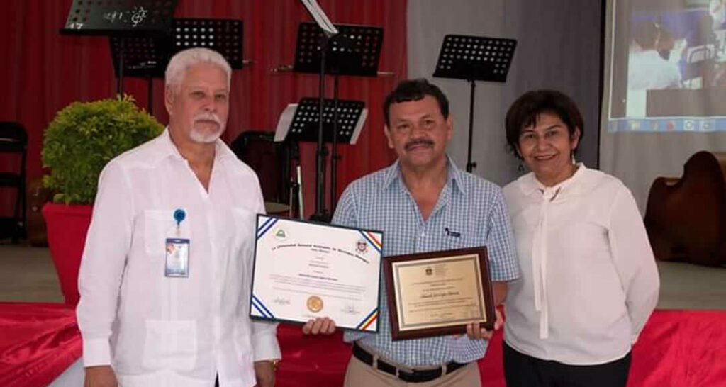 UNAN-Managua otorga título honorífico de Profesor Emérito al maestro Eduardo José López Herrer