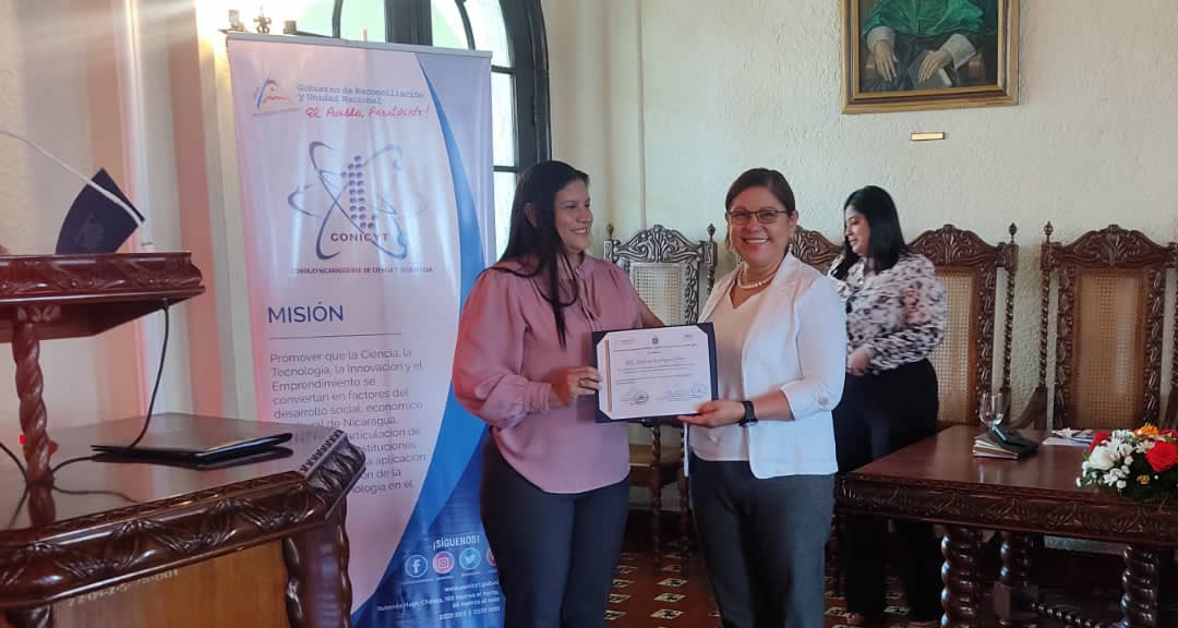Maestra Ramona Rodríguez Pérez recibe reconocimiento por su participación en el evento.