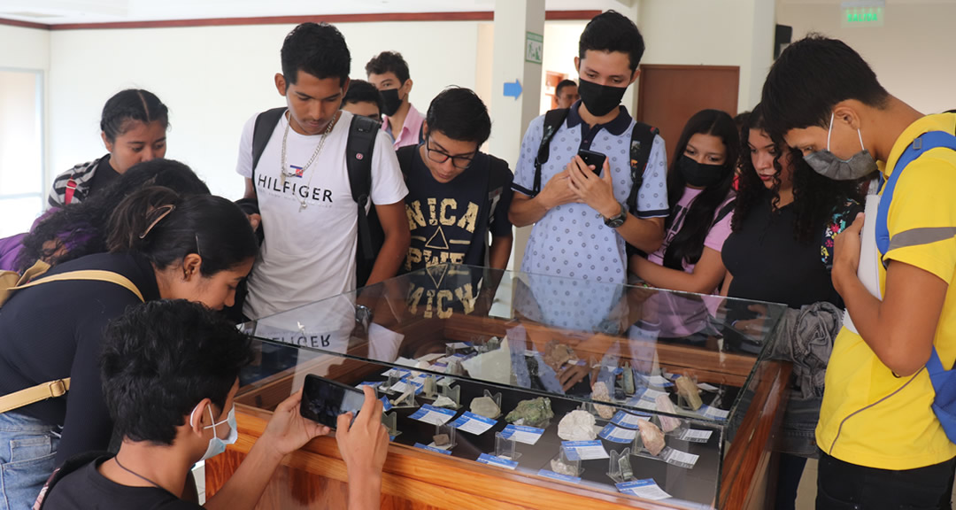 Recorrido de estudiantes de Ingeniería Geológica y Geofísica por el Museo de Geología