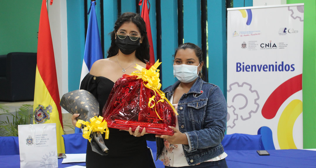 Lanuza recibió obsequios por parte de autoridades de la UNAN-Managua y de la UNEN