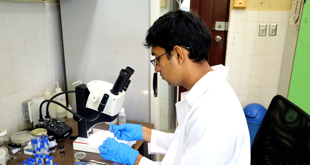Análisis en el Laboratorio de Hidrobiología.