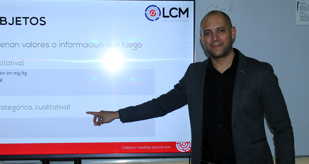 Dr. Bryan Calderón Jiménez del Laboratorio Costarricense de Metrología, facilitador del taller.