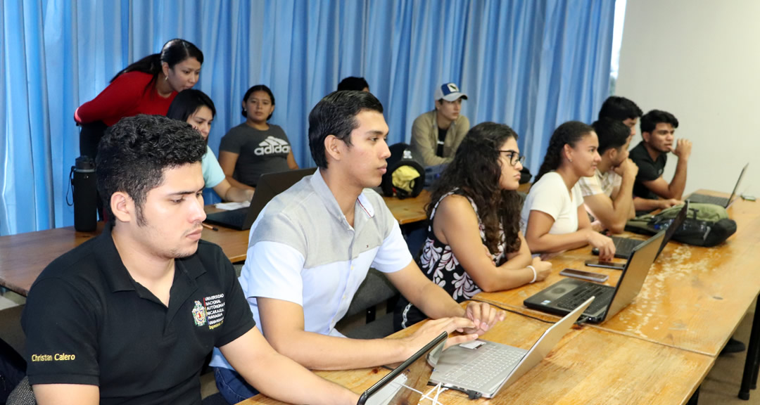 Estudiantes de Ingeniería Civil e Ingeniería Geológica reciben capacitación sobre uso de normativas APA y Mendeley