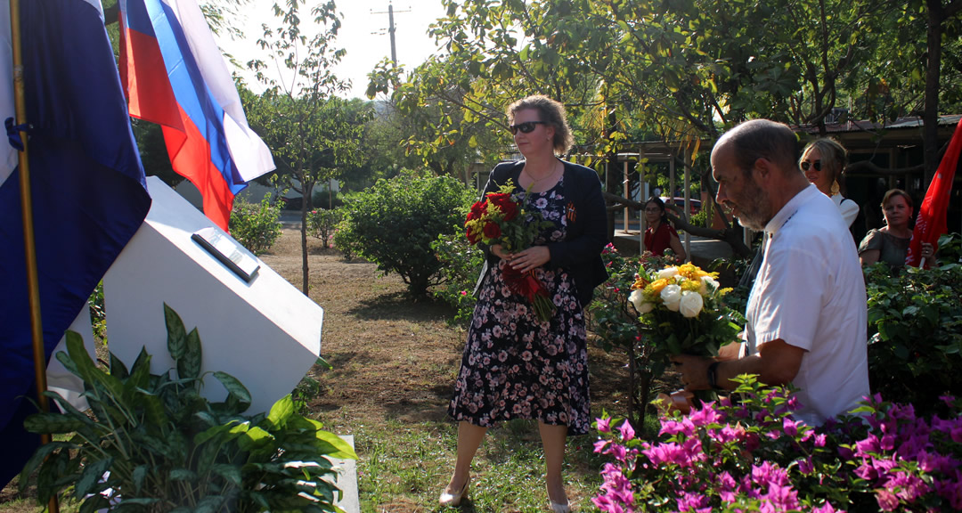 Dr. Lobato y señora Svetlana Petrova colocan ofrendas florales