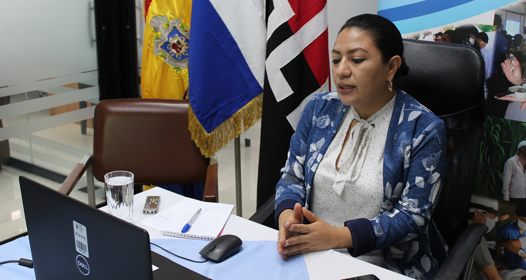 La MSc. Zayda Hernández Herrera, representante del Ministerio de la Mujer durante el webinar