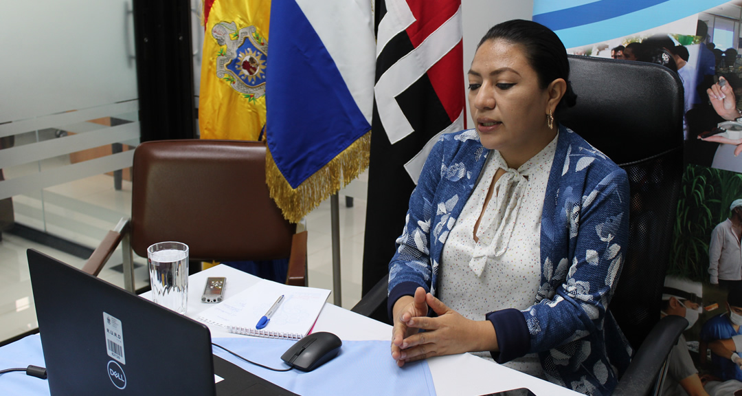 La MSc. Zayda Hernández Herrera, representante del Ministerio de la Mujer durante el webinar