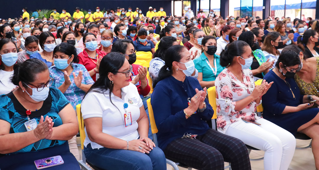 Madres universitarias disfrutaron del acto en homenaje al Día de la Madre Nicaragüense.