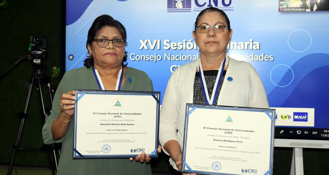 De izq. a der. maestra Almarina Oliceira Solís Santos y maestra Ramona Rodríguez Pérez