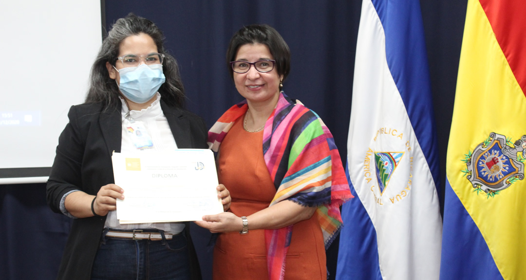 Dra. Johana Tórrez entrega certificado