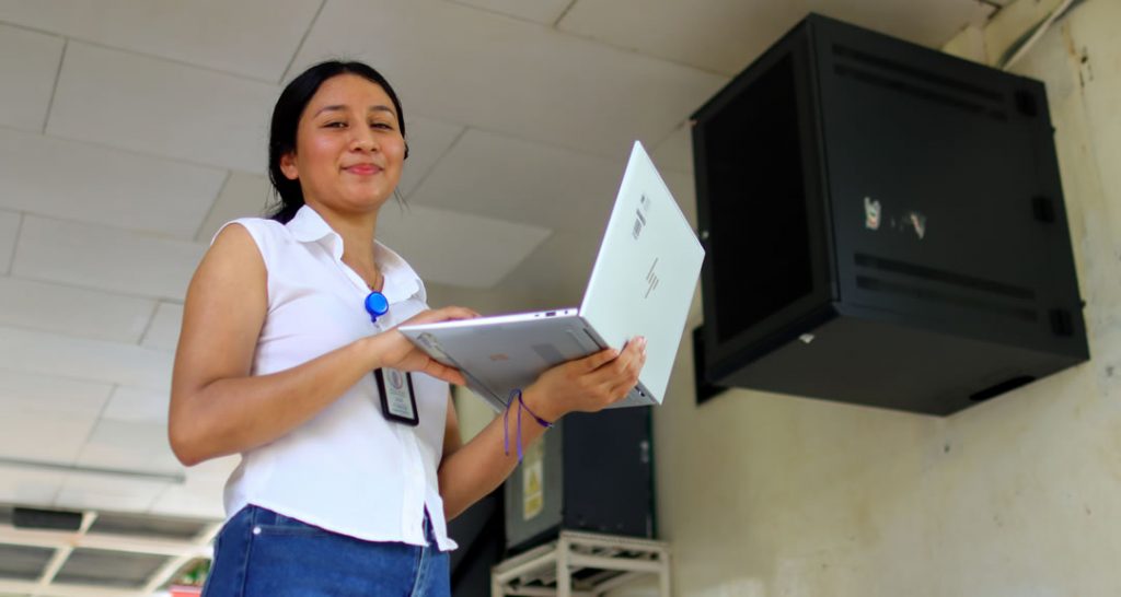 La actualización tecnológica y el deseo de servir por medio de su profesión son metas de Michell Izaguirre