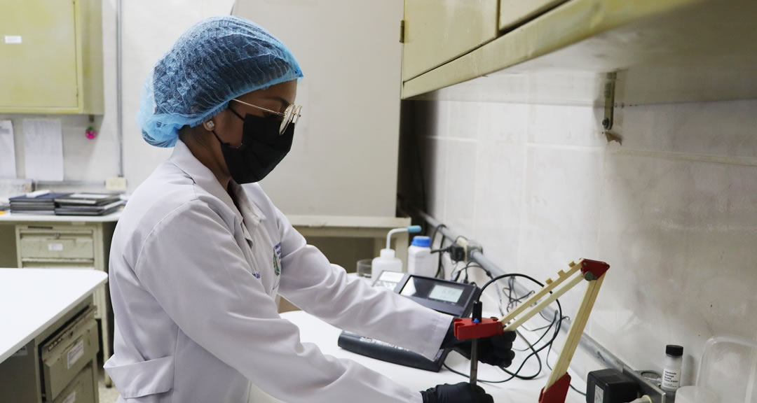 Yunova Gutiérrez futura microbióloga que desea ejercer su profesión en el área clínica