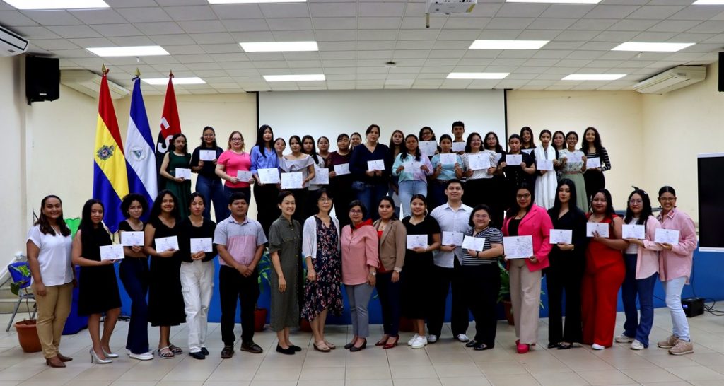 Estudiantes de coreano reciben certificado de culminación de curso