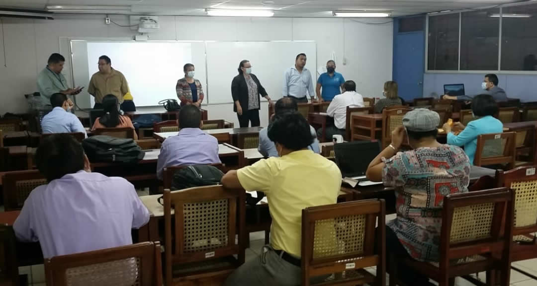 Decana de la Facultad de Ciencias Económicas, MSc. Elsie López Lowery, durante su intervención