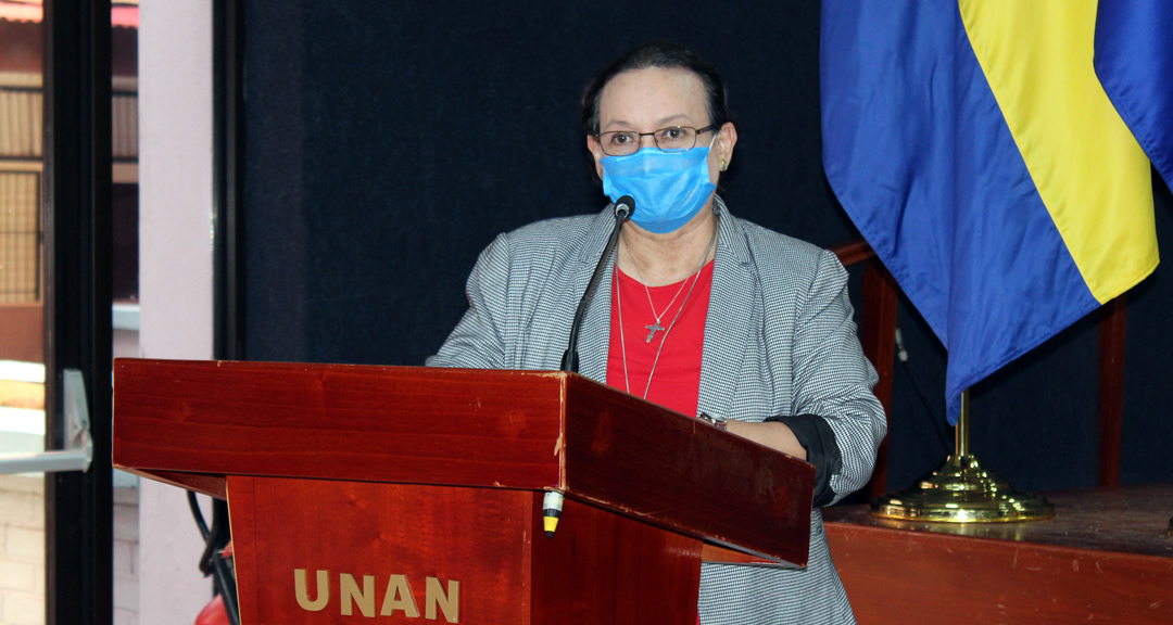 La MSc. Elsie López Lowery, Decana de la Facultad de Ciencias Económicas durante su intervención.