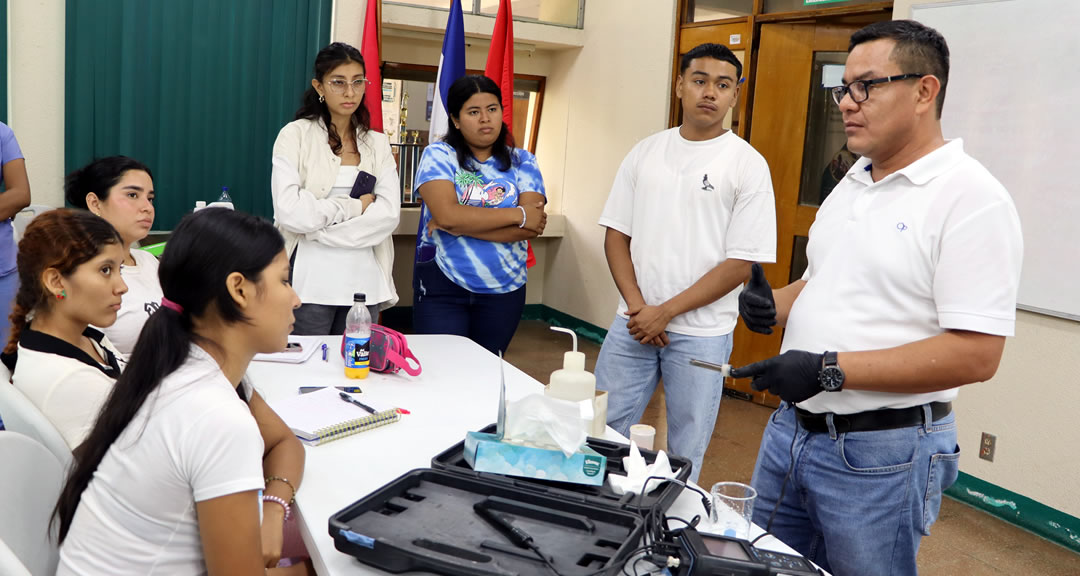 Universitarios se capacitan en el uso, manejo y calibración de equipos de campo