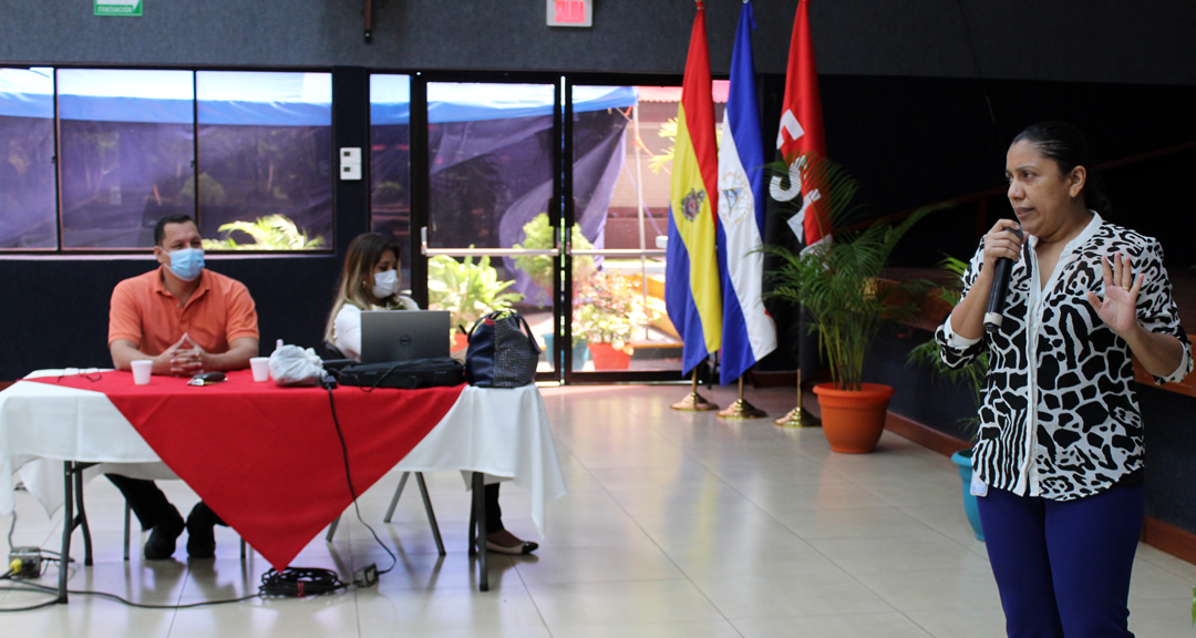 La MSc. Xiomara Videa Acuña, Ejecutiva de Docencia de Grado mostró ejemplos desarrollados en dos carreras de la Facultad de Educación e Idiomas respecto a la integración de contenidos de dos asignaturas.