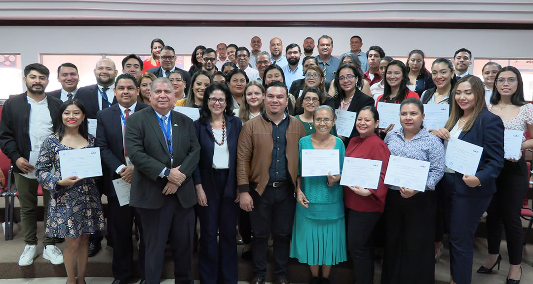 Profesionales reciben su diploma de acreditación como Oficiales de Cumplimiento