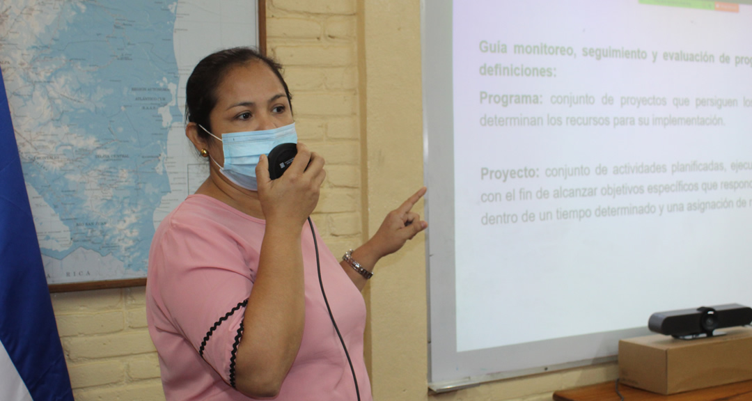MSc. Elizabeth Castillo se refirió al tema de programas y proyectos