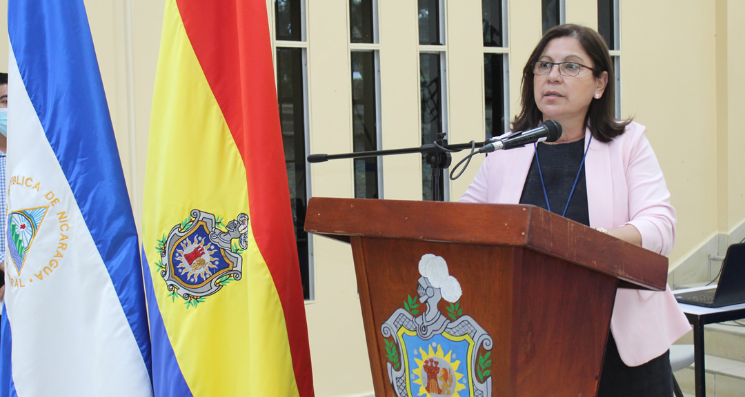 Maestra Ramona Rodríguez Pérez durante su intervención