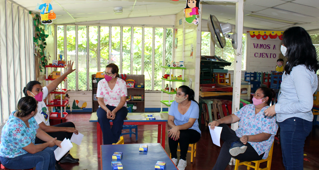 Maestras del preescolar Arlen Siu reciben taller de psicodrama