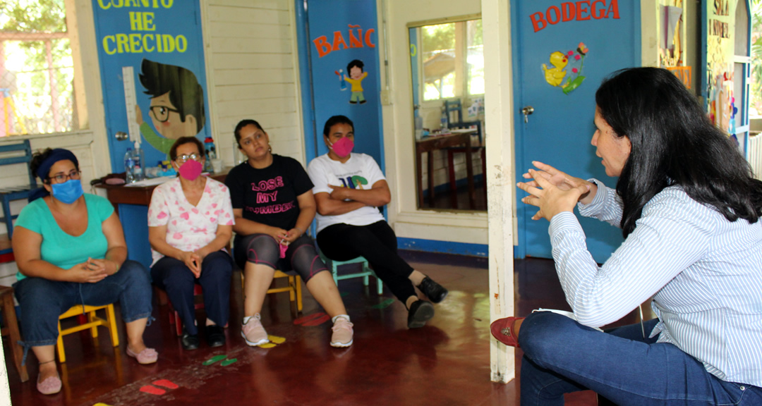 La maestra Zorayda González, Promotora Cultural de Teatro en la UNAN-Managua comparte la importancia de controlar las emociones en el escenario.