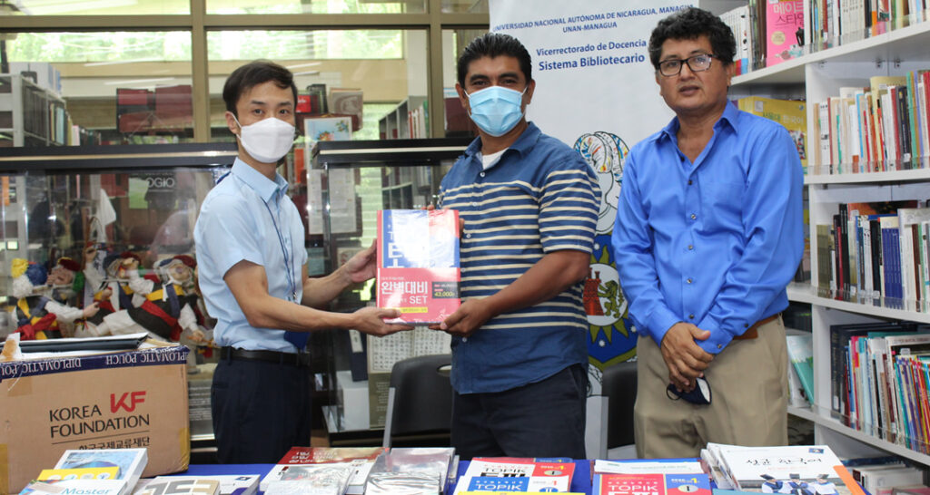 Embajada de Corea realiza donativo de libros a la UNAN-Managua
