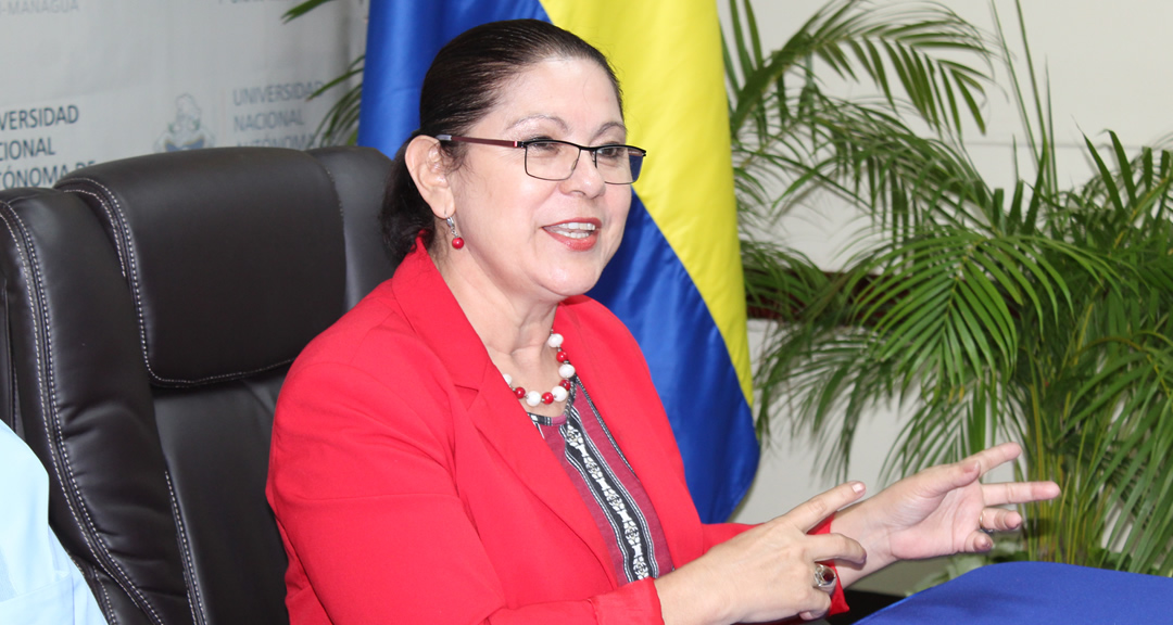 La maestra Ramona Rodríguez Pérez, Rectora de la UNAN-Managua y Presidenta del Consejo Nacional de Universidades (CNU) durante la firma del Convenio Marco de Cooperación con el PARLACEN.
