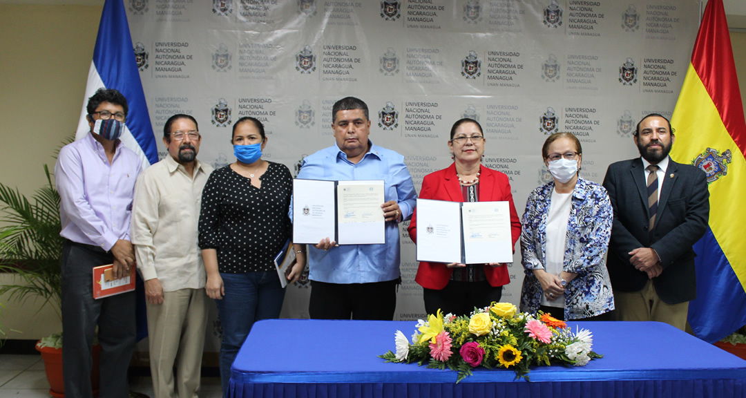 Autoridades de la UNAN-Managua y del PARLACEN al finalizar la firma del convenio