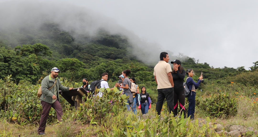 Futuros biólogos en recorrido por el volcán Mombacho como parte de su formación profesional