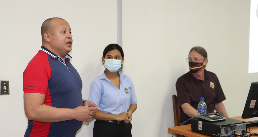 El Dr. Harold Gutiérrez, Director de Investigación, realizó la presentación del profesor Snyder.