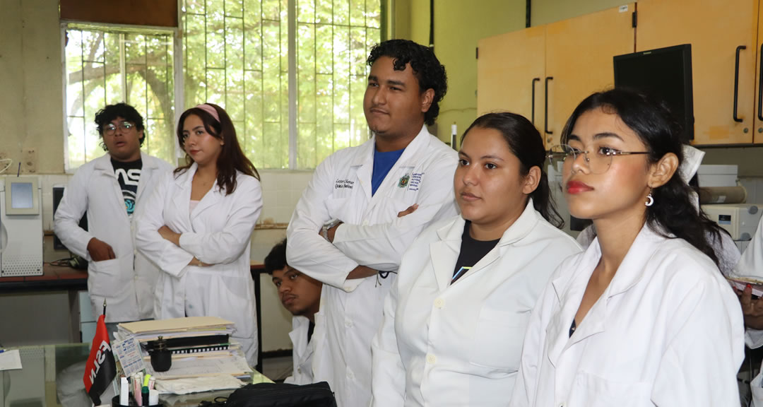 Estudiantes vinculan teoría con la práctica mediante espacios de investigación de la Universidad