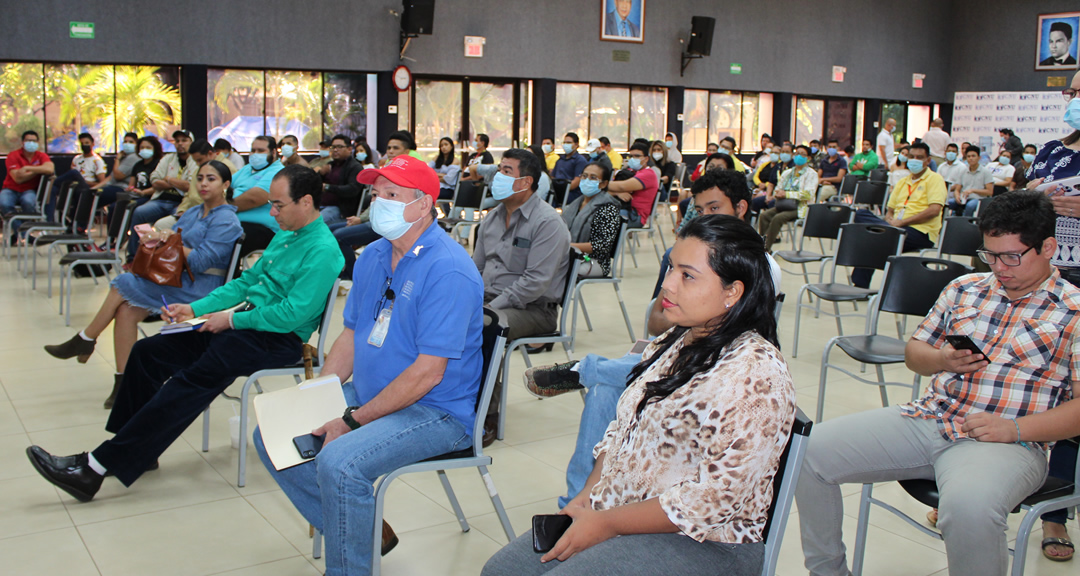 Miembros de la comunidad universitaria asistieron al conversatorio