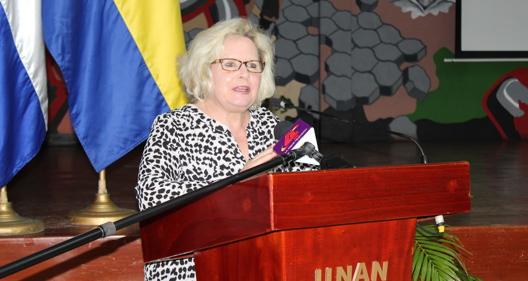 La Dra. Sofía Clark, miembro del Centro de Estudio del Desarrollo Miguel d’Escoto Brockmann durante su intervención.